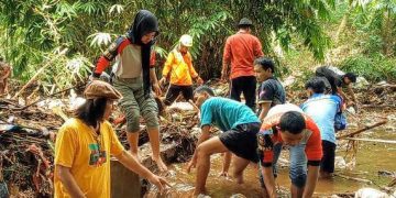 Aksi Bersih Sungai, Komunitas Lintas Sektor Bersatu Bersihkan Tumpukan Sampah