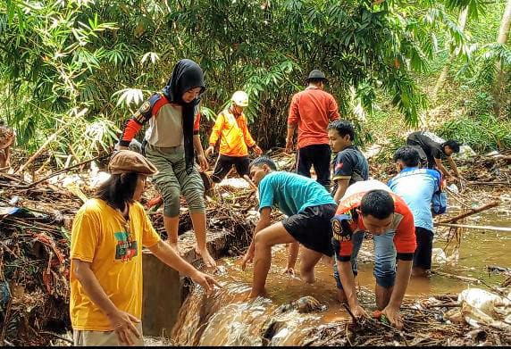 Aksi Bersih Sungai, Komunitas Lintas Sektor Bersatu Bersihkan Tumpukan Sampah