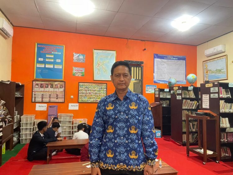 SMPN 1 Mayong Dorong Budaya Literasi Lewat Kartu Perpustakaan Ber-Barcode