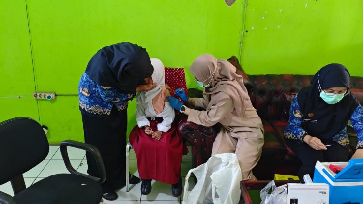 Vaksinasi TD Dituntaskan, SDN Cinangka 04 Sweeping Siswa yang Belum Imunisasi