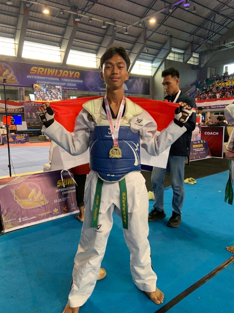 Wira Sandy Siswa MAN 1 Bogor Raih Emas di Sriwijaya International Taekwondo Championship 2025