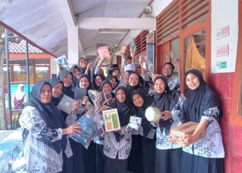 SDN Meruyung Peringati HGN 2025 dengan Upacara dan Tukar Kado Guru