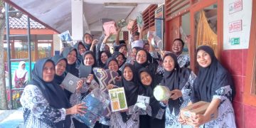 SDN Meruyung Peringati HGN 2025 dengan Upacara dan Tukar Kado Guru