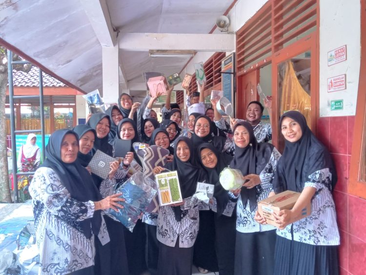 SDN Meruyung Peringati HGN 2025 dengan Upacara dan Tukar Kado Guru