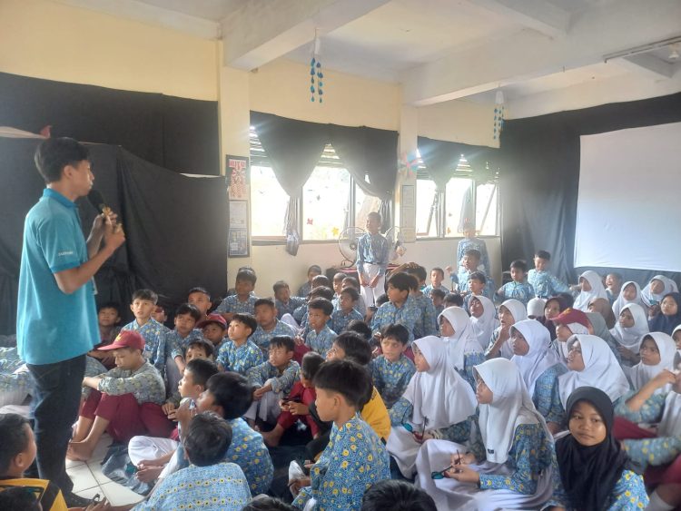 Pembelajaran Langsung: SDN Sawangan 02 Kenalkan Sains Lewat Eksperimen dan 3D Movie