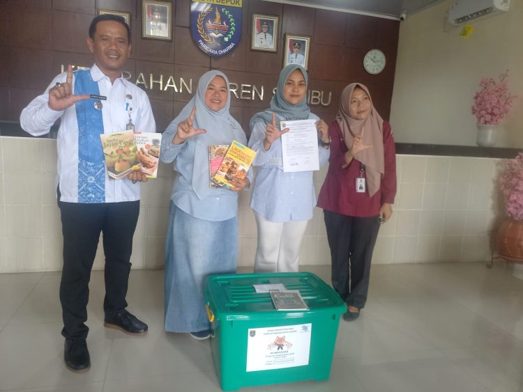 Lurah Duren Seribu Ajak Anak Gemar Membaca Usai Terima Hibah Buku dari Diskarpus Depok