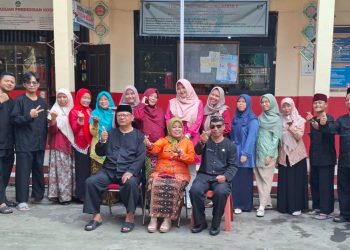 Guru dan Siswa SDN Sukamju 6 Kompak Kenakan Pakaian Adat Sunda Saat PSAT