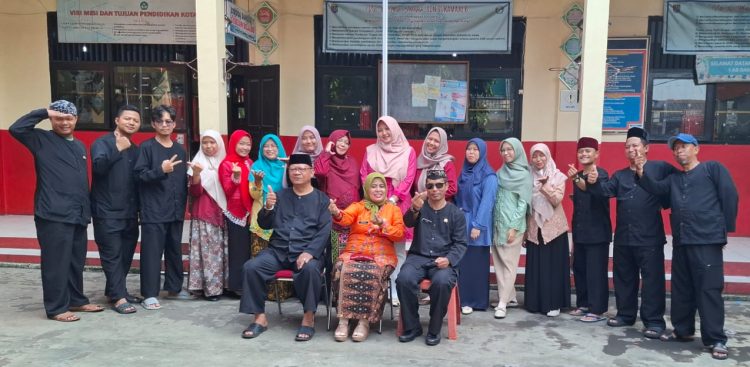 Guru dan Siswa SDN Sukamju 6 Kompak Kenakan Pakaian Adat Sunda Saat PSAT
