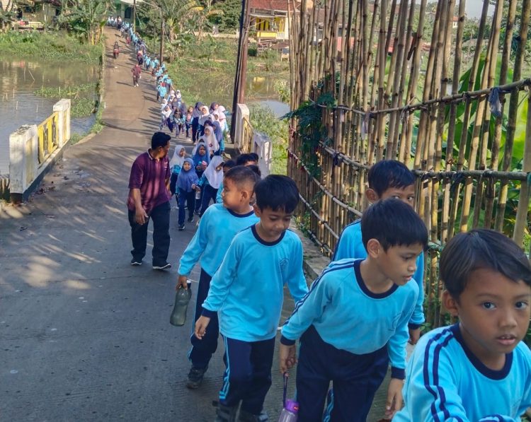 Jalan Sehat Jadi Asesmen Praktik PJOK di SDN Duren Seribu 01