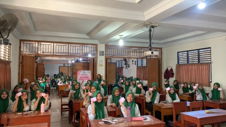 PT Dami Sariwana Beri Edukasi Menstruasi untuk Siswi SMK An-Nur Sawangan