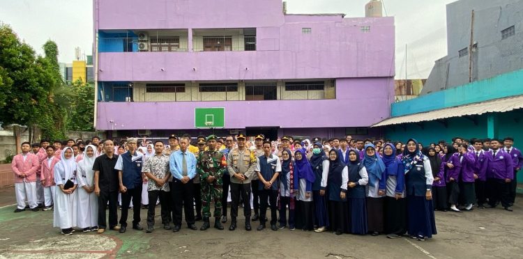 Police Goes To School: Kapolres Depok Ajak Pelajar SMK 2 Wisata Perintis Hormati Orang Tua dan Guru