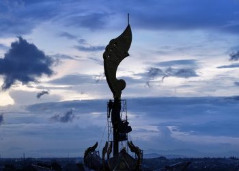 Kujang Raksasa Senilai Rp1 Miliar Resmi Hiasi Puncak Tugu Pancakarsa