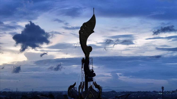 Kujang Raksasa Senilai Rp1 Miliar Resmi Hiasi Puncak Tugu Pancakarsa