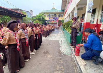 Belajar Langsung dari Profesional, Pramuka Penggalang SDN Cimpaeun 3 Antusias Ikuti Simulasi Damkar