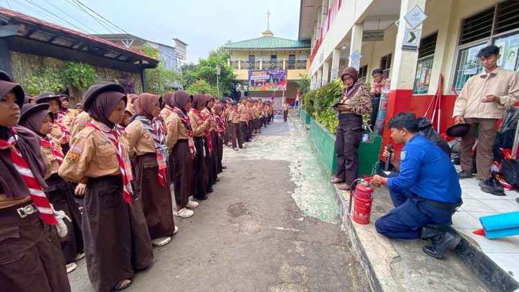 Belajar Langsung dari Profesional, Pramuka Penggalang SDN Cimpaeun 3 Antusias Ikuti Simulasi Damkar