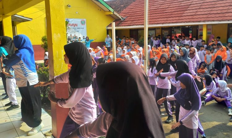 Smart TV Pemerintah Dukung Pelaksanaan Senam Anak Indonesia Hebat di SDN Pasir Putih 01