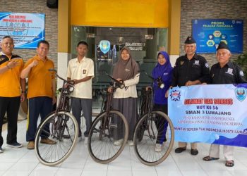 KOSTI Lumajang Serahkan 3 Sepeda Onthel untuk Siswa SMAN 3 Lumajang pada HUT ke-36 SMAGA