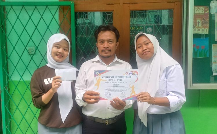 Juara Class Meeting SMK Insan Madani Terima Sertifikat dan Uang Pembinaan