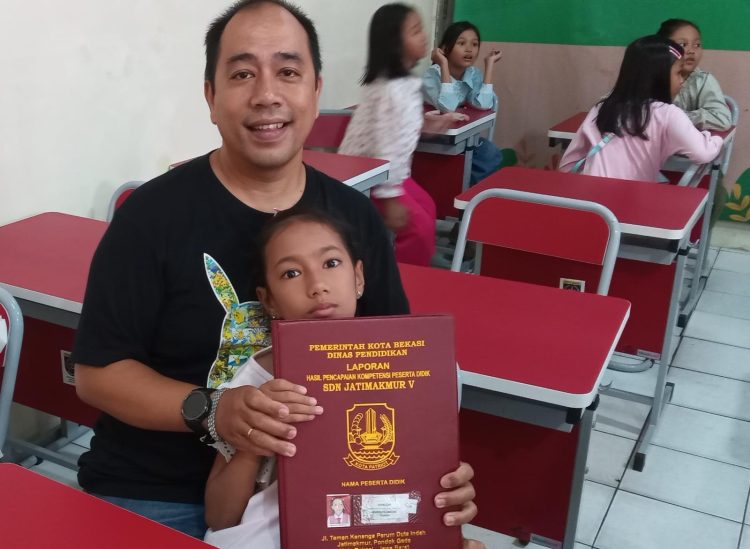 Gerakan Ayah Ambil Rapor Warnai Pembagian Rapor di SDN Depok Baru 3
