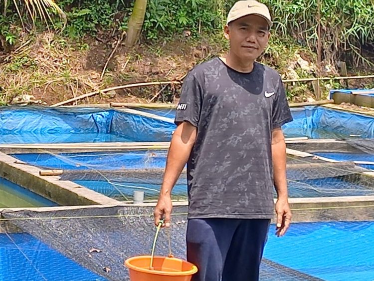 Guru SDN Duren Seribu 01 Manfaatkan Libur Sekolah dengan Budidaya Ikan Gurame