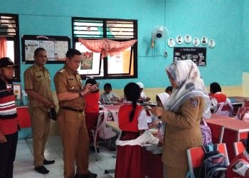 Camat dan Lurah Sawangan Monitor Distribusi Makan Bergizi Gratis di Dua SD Negeri