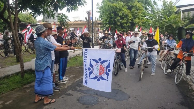 Ngonthel Bersama KOSTI Kota Mataram Diikuti 250 Pecinta Sepeda Tua
