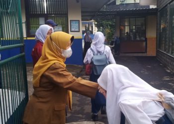 Terapkan Budaya 5S, SMPN 19 Depok Sambut Siswa dengan Senyum Sejak Pagi