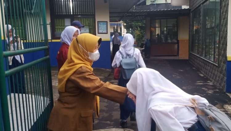 Terapkan Budaya 5S, SMPN 19 Depok Sambut Siswa dengan Senyum Sejak Pagi