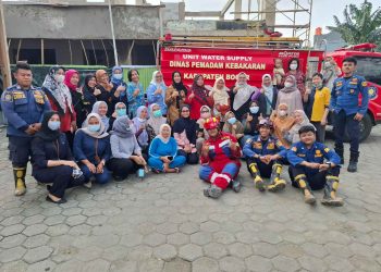 Puskesmas Citeureup Gelar Kerja Bakti Bersama Damkar untuk Tingkatkan Kenyamanan Pelayanan