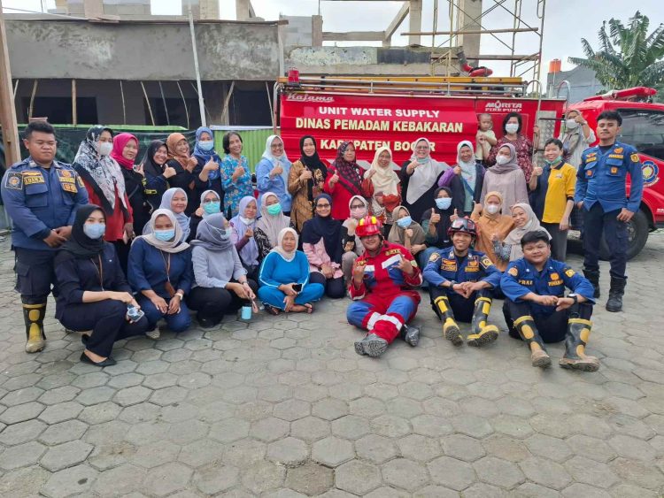 Puskesmas Citeureup Gelar Kerja Bakti Bersama Damkar untuk Tingkatkan Kenyamanan Pelayanan