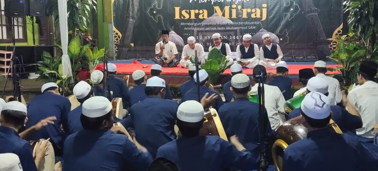 Bersama Karang Taruna, Mahasiswa UID Gelar Isra Mi’raj di RW 08 Duren Seribu
