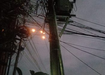 Kabel Fiber Optik Terbakar di Depan Puskesmas Citeureup, Warga Minta Penataan