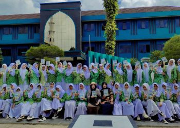 MTs Nurul Azhar Bekasi Luncurkan Buku Antologi Puisi dan Pantun Karya Siswa Kelas VII