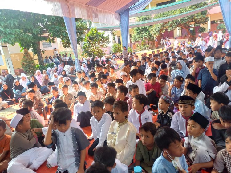 Hangatnya Isra Miraj di SDN Duren Seribu 04: Dongeng, Doa, dan Santunan