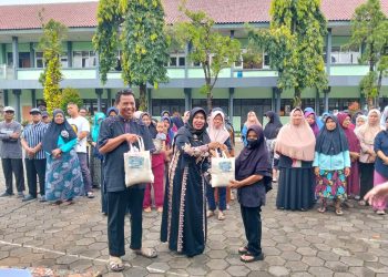 Tebar Kepedulian di Bulan Ramadan, MAN 1 Kabupaten Bogor Bagikan 100 Paket Sembako untuk Warga