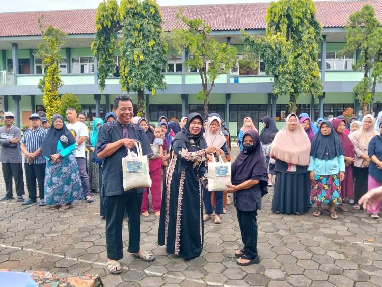 Tebar Kepedulian di Bulan Ramadan, MAN 1 Kabupaten Bogor Bagikan 100 Paket Sembako untuk Warga