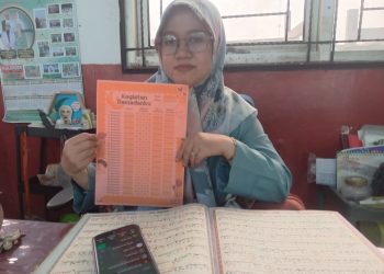 Siswa SDN Pasir Putih 03 Terima Kartu Jurnal dan Celengan Infak Ramadan 1447 H
