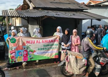 235 Takjil Dibagikan, MI Unggulan Al Amanah Ajak Siswa Belajar Berbagi di Ramadan