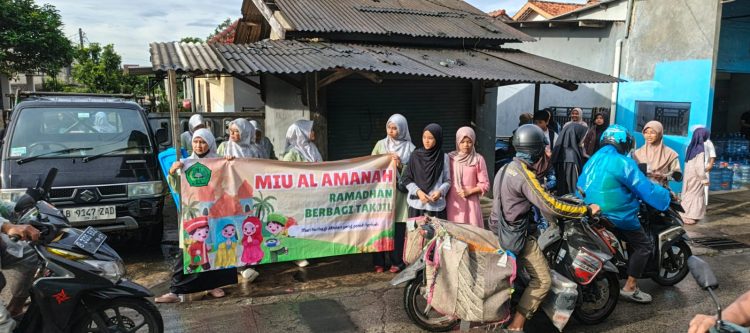 235 Takjil Dibagikan, MI Unggulan Al Amanah Ajak Siswa Belajar Berbagi di Ramadan