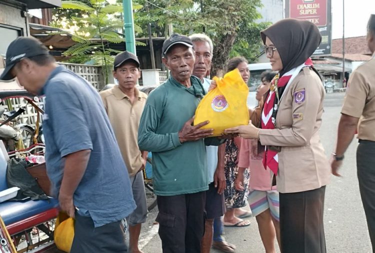 Pramuka Jepara Rayakan Hari Tunas Pramuka dengan Aksi Sosial, Bagikan Sembako dan Takjil
