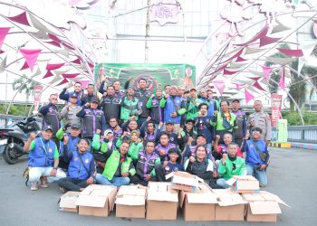 Ojol NOC Cibinong Bersama Polres Bogor Bagikan Takjil di Depan CCP