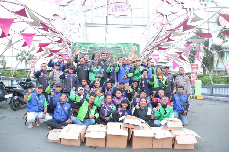 Ojol NOC Cibinong Bersama Polres Bogor Bagikan Takjil di Depan CCP