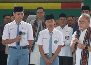 Menko Pangan Zulkifli Hasan Tinjau Program Makan Bergizi Gratis di Sekolah Jepara