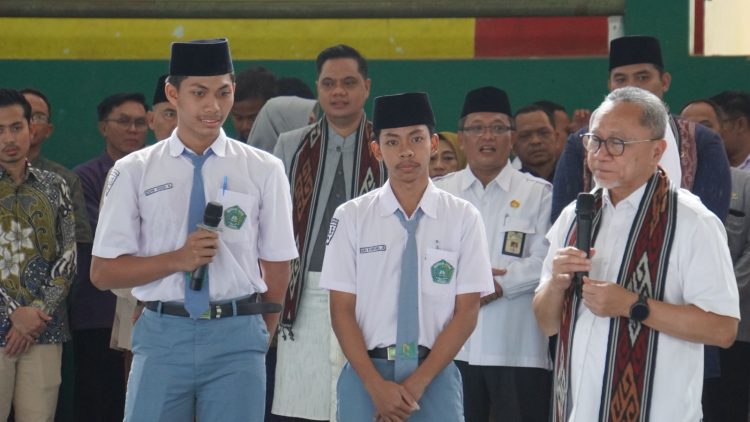 Menko Pangan Zulkifli Hasan Tinjau Program Makan Bergizi Gratis di Sekolah Jepara