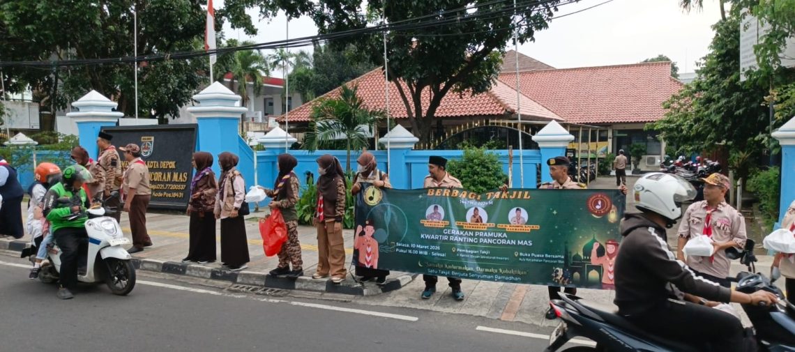 Aksi Sosial Ramadan, Kwarran Pancoranmas Bagikan Takjil untuk Pengguna Jalan
