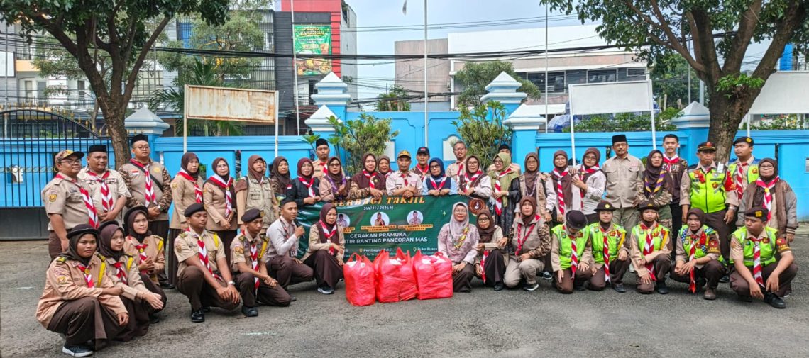 Aksi Sosial Ramadan, Kwarran Pancoranmas Bagikan Takjil untuk Pengguna Jalan