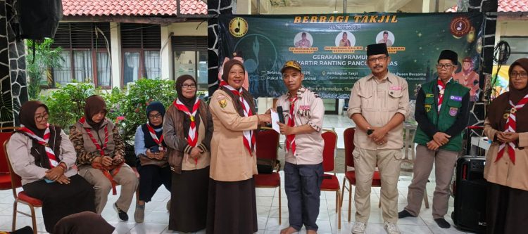 Aksi Sosial Ramadan, Kwarran Pancoranmas Bagikan Takjil untuk Pengguna Jalan