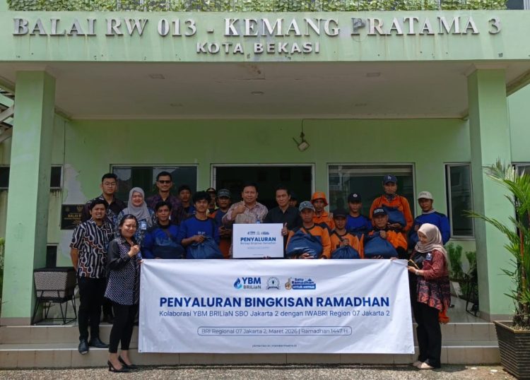 BRI BO Bekasi Siliwangi Salurkan 105 Paket Bingkisan Ramadan untuk Petugas Kebersihan dan Kaum Dhuafa
