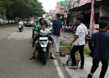OSIS SMK Tirtajaya Bagikan Takjil kepada Masyarakat di Bulan Ramadhan