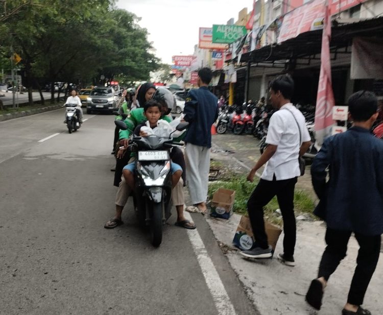 OSIS SMK Tirtajaya Bagikan Takjil kepada Masyarakat di Bulan Ramadhan
